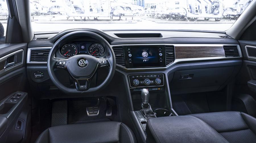 Торпедо Volkswagen Atlas R-Line 2017 года  (фото 9 из 16)